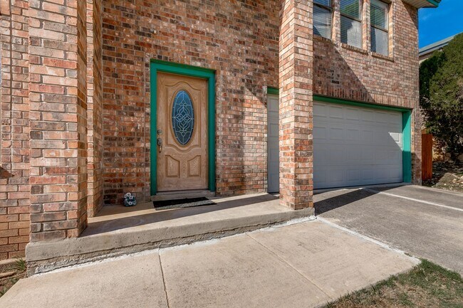 Building Photo - SPACIOUS 4-BEDROOM HOME IN PARKWOOD