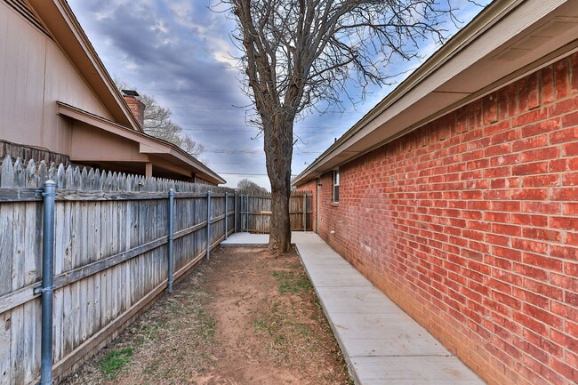 Building Photo - Beautifully remodeled 2/2/2 in very upscal...