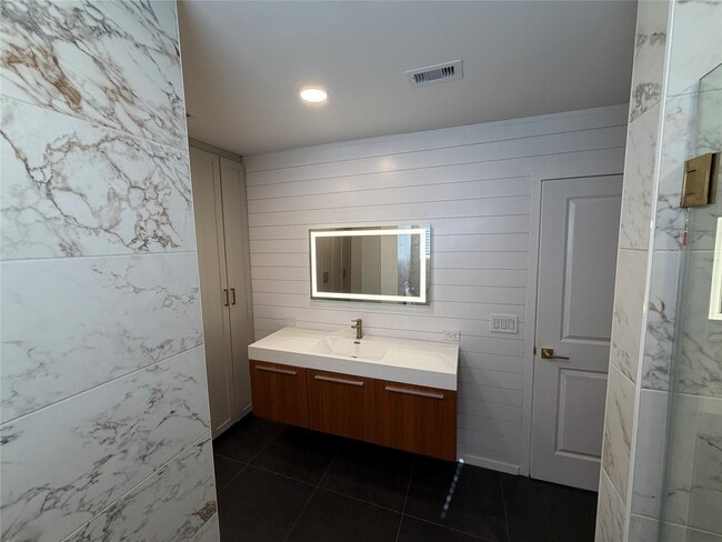 Building Photo - 2218 Round Lake Dr