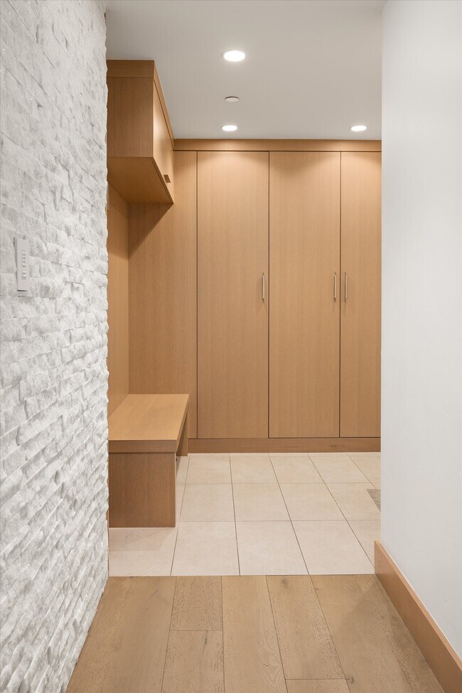 Building Photo - 447 E Cooper Ave