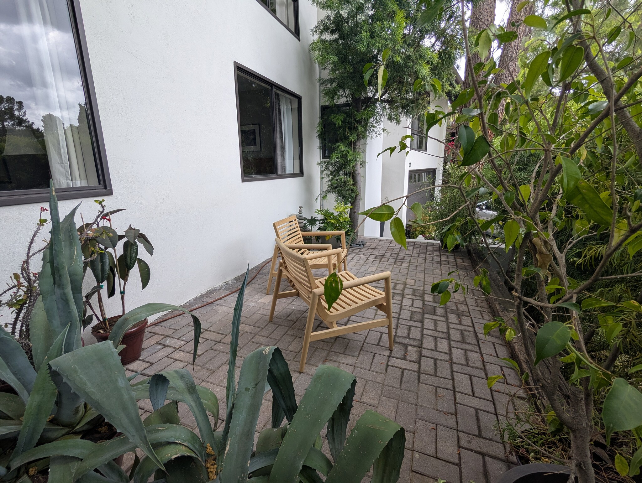 Side view of front seating area - 1868 Kaweah Dr