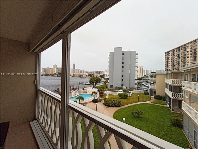 Building Photo - 450 Golden Isles Dr