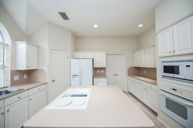 Building Photo - 703 Acacia Pl