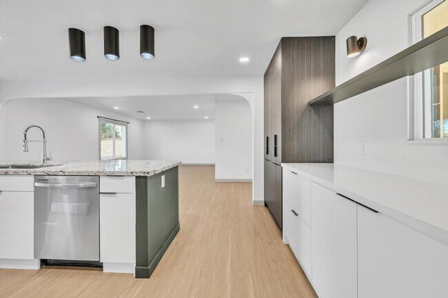 Building Photo - Completely Remodeled 6 bedroom/4 bath Home with New Pool