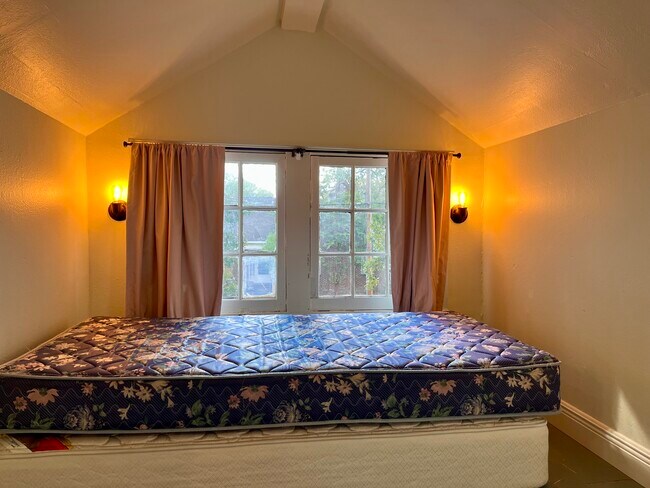 Building Photo - 423 N Van Buren St