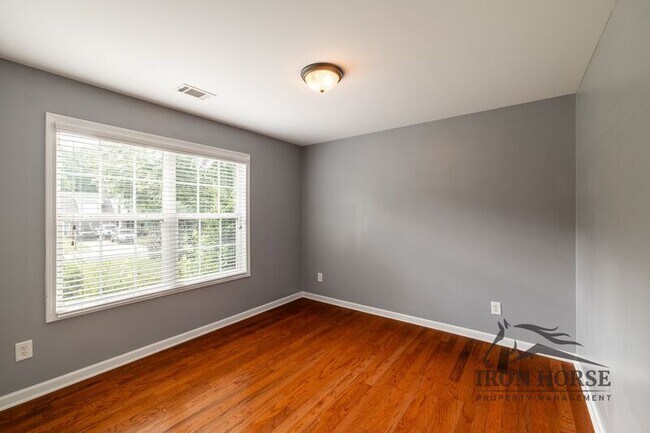 Building Photo - 285 Finch Way