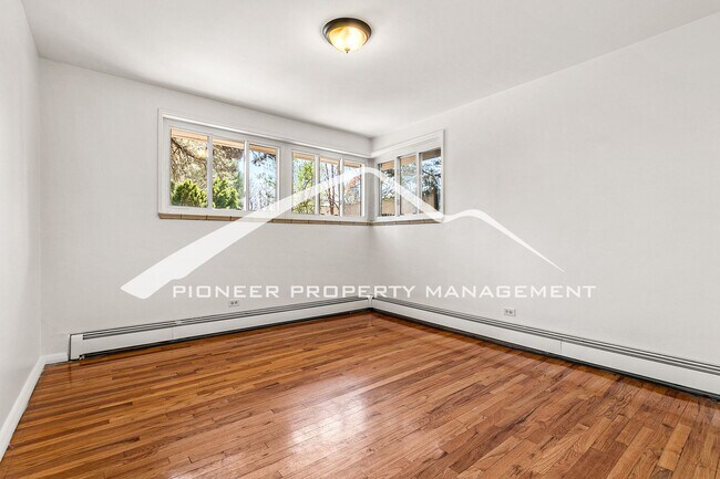 Building Photo - Spacious Home with Fenced Yard and Washer/Dryer
