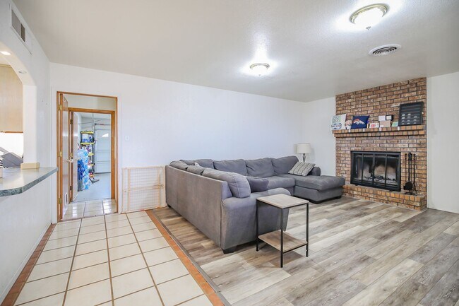 Building Photo - Spacious 3 Bedroom 2 bath with Solar Panels