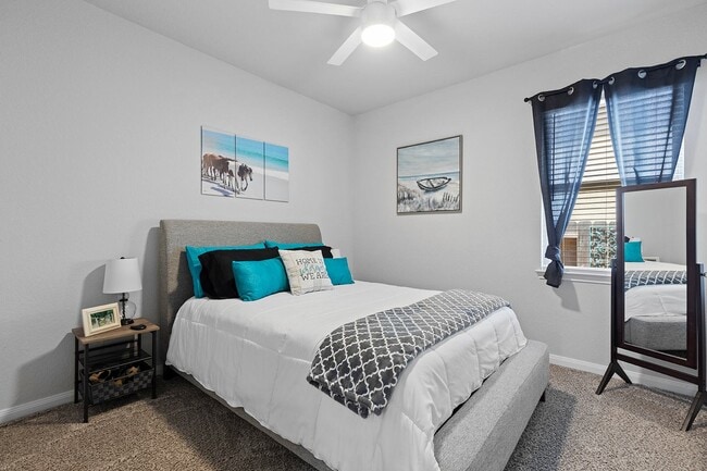 Building Photo - "Charming 3-Bedroom Retreat with 2 Baths i...