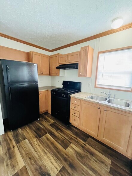 Building Photo - 9358 White Pine Ct