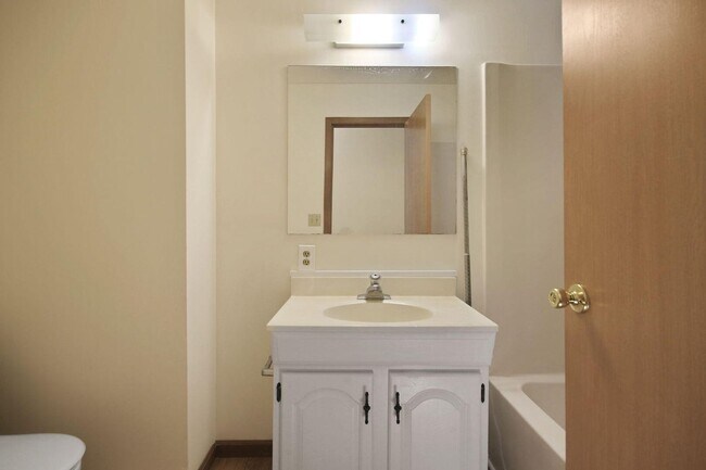 Building Photo - 3 Bed 2 Bath unit Close to Downtown