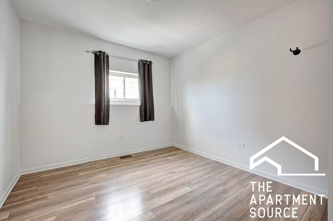 Building Photo - Humboldt Park 2 Bed/2.5 Bath Duplex w/ In Unit Laundry
