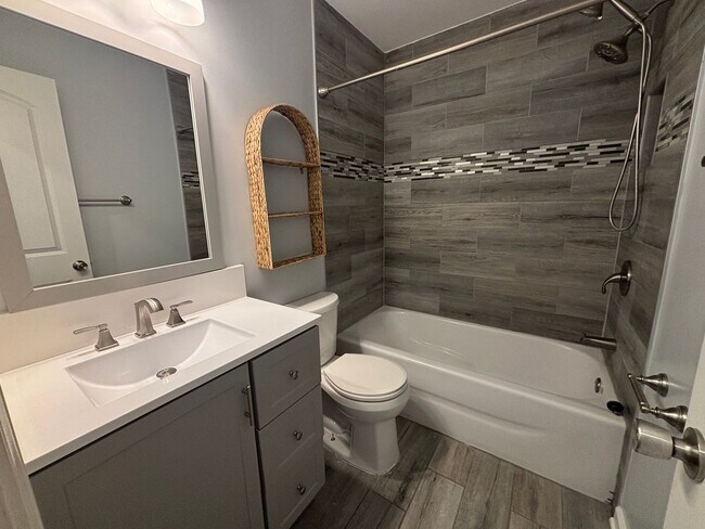 Building Photo - Renovated 3 Bed 2 Bath Home with Fenced in Yard. Screened in Porch. Tesla Charger. Minutes from J...