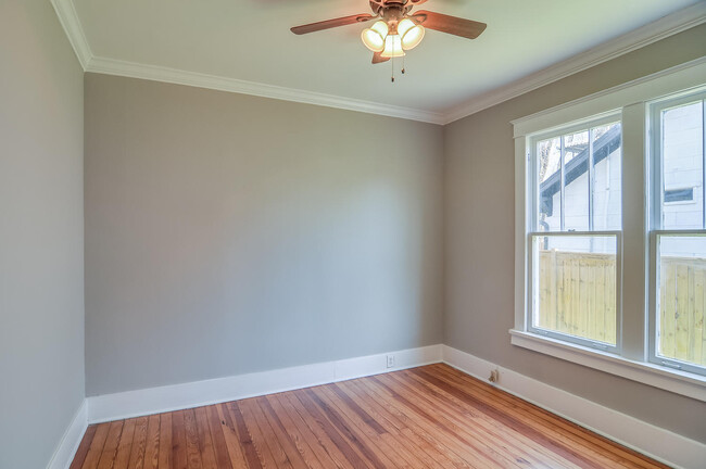 Building Photo - East Nashville Cottage!
