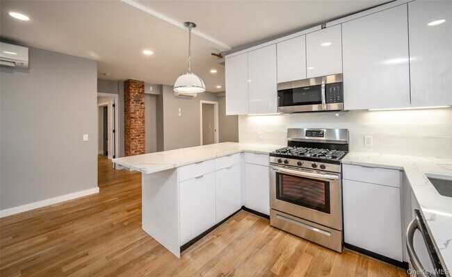 Building Photo - 86 Main St