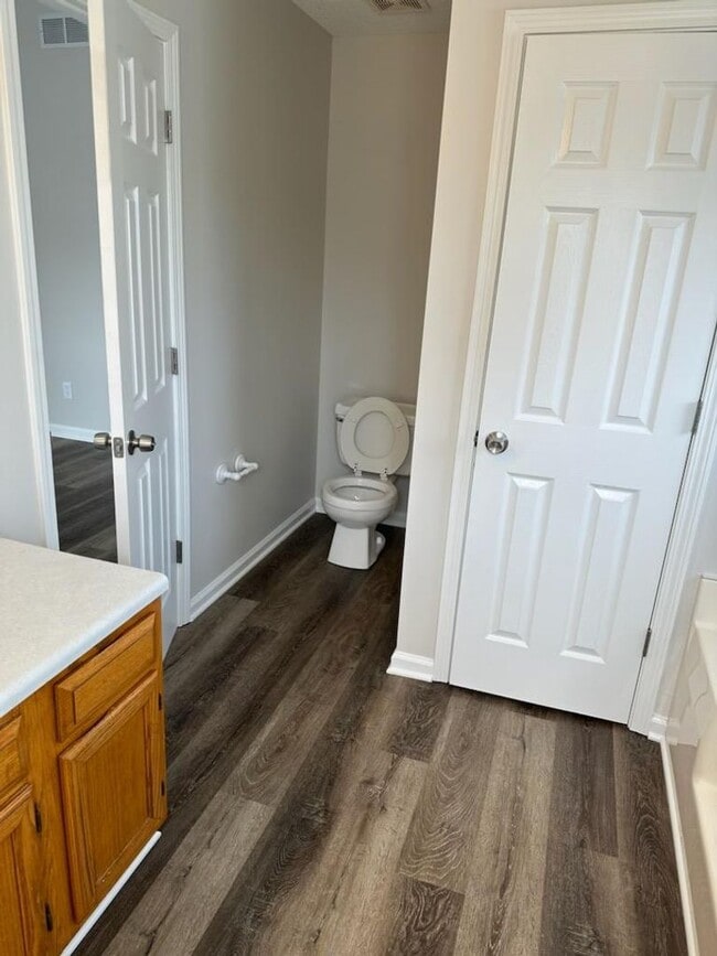 Building Photo - 7082 Oakwood Cir