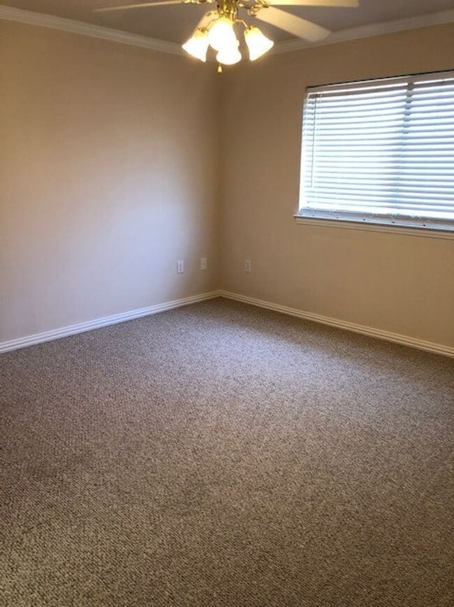 Building Photo - 2 BEDROOM 2.5 BATH TOWNHOME