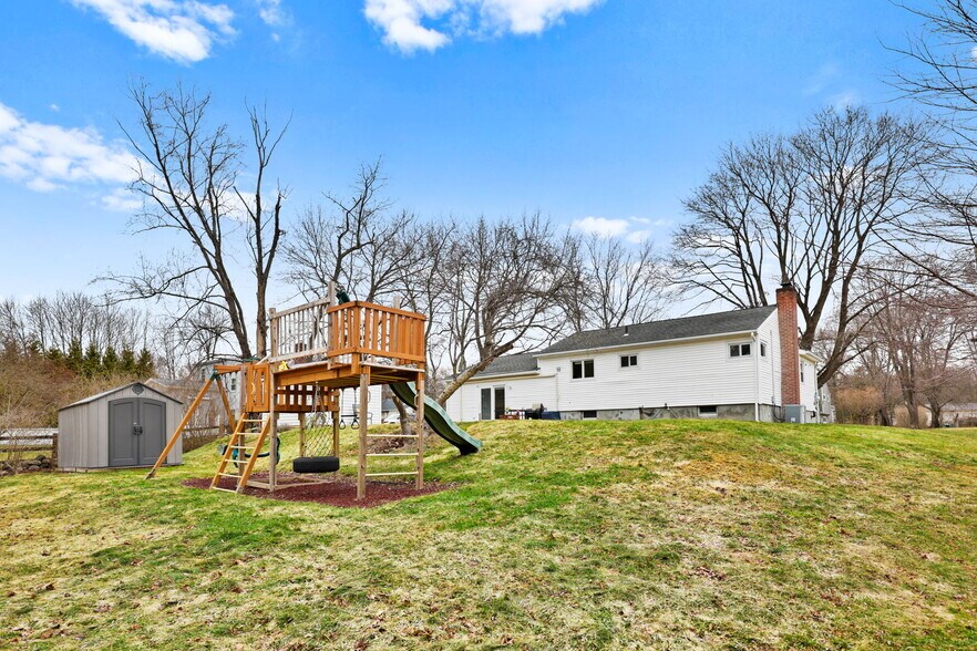 Building Photo - 2881 Meadowcrest Dr