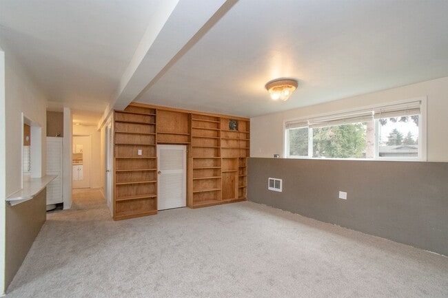 Building Photo - Large Home on Large Lot in Sequim