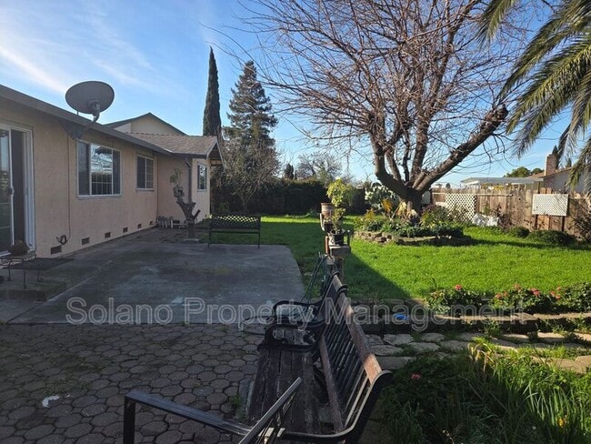 Building Photo - 512 Monterey Dr