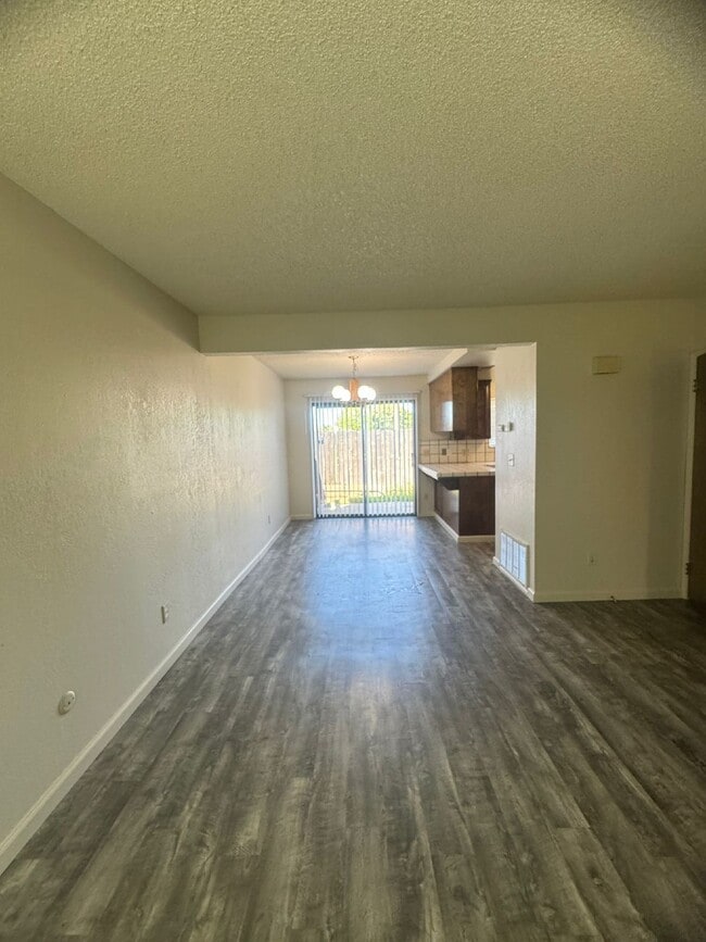 Building Photo - Two Bedroom Townhome Available mid-November