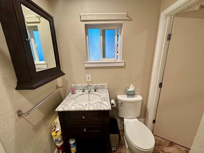 Building Photo - Charming 1-bedroom, 1-bathroom cottage