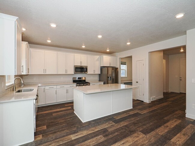 Building Photo - 3 bedroom, 2.5 Bathroom Saratoga Springs Home