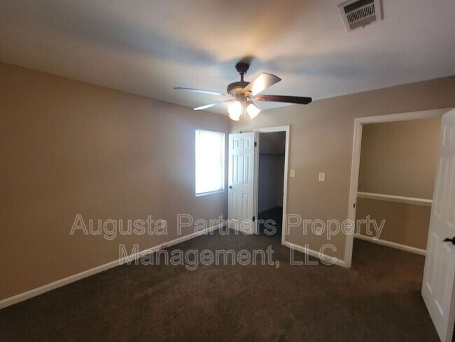 Building Photo - 2309 Creekview Dr