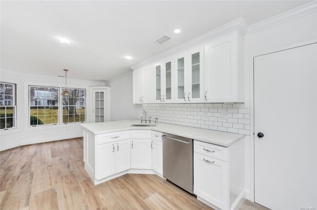 Building Photo - 141 Lakebridge Dr N