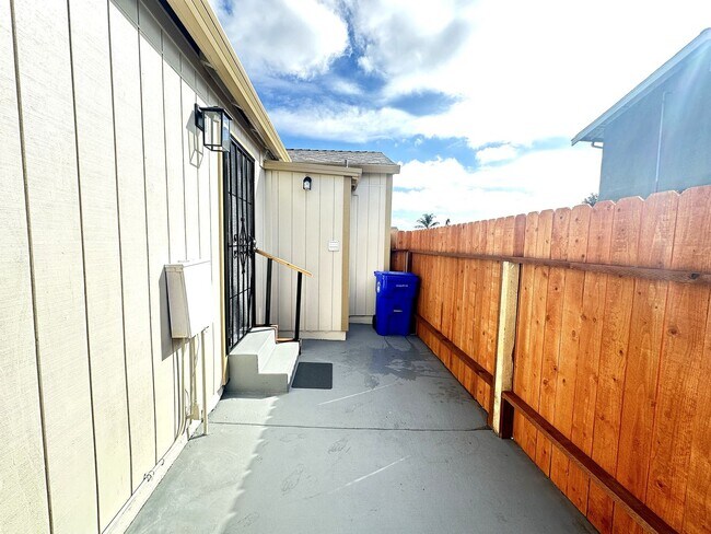 Building Photo - Ready For Move in~ 2BEDS/1BATH HOUSE FOR RENT W/Laundry Hook-Ups!