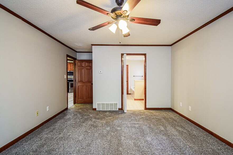 Building Photo - 7182 Golden Oaks Loop E