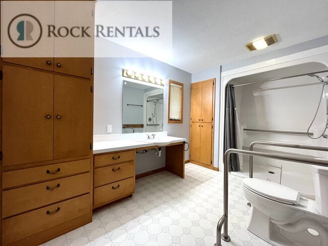 Building Photo - Beautifully Updated 4 Bed 2 Bath in South Hutchinson