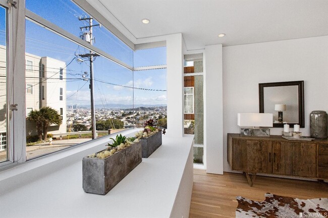 Building Photo - 2BR/2.5BA Stunning Noe Valley Condo, w/Pri...