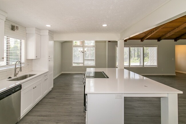 Building Photo - 3941 Kensington Dr