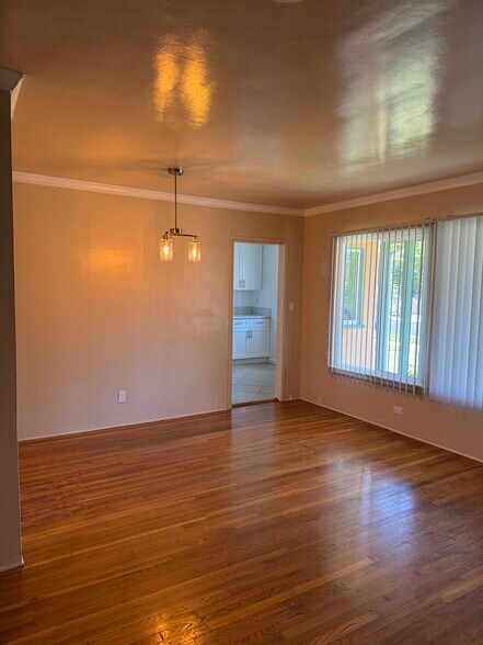 Dining area - 2519 N Lincoln St