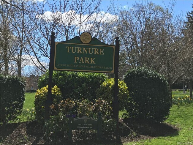 Building Photo - 30 Lake St