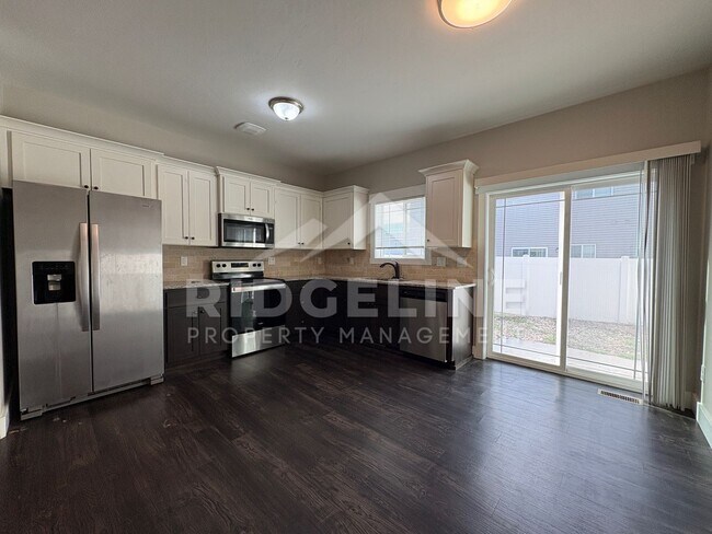 Building Photo - 664 S Saturn Ave