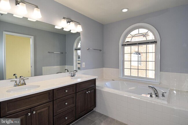 Building Photo - 2400 N Greenbrier Ct