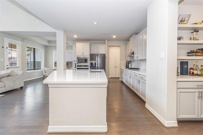 Building Photo - 3010 Flora Manor Dr