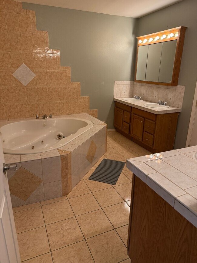 Building Photo - Unique, spacious 4-bdrm/3-bath Craftsman w...