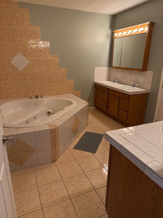 Building Photo - Unique, spacious 5-bdrm/3-bath Craftsman w...