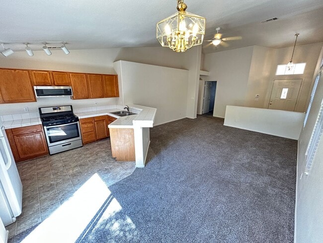 Building Photo - Cozy 3Bed/2Bath/2Car Residence located in beautiful Summerlin!