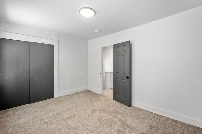 Building Photo - Stunning 3 bedroom home in Brookline available July 1!