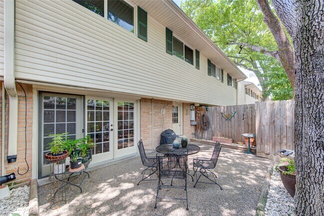 Building Photo - 824 Wax Myrtle Ln