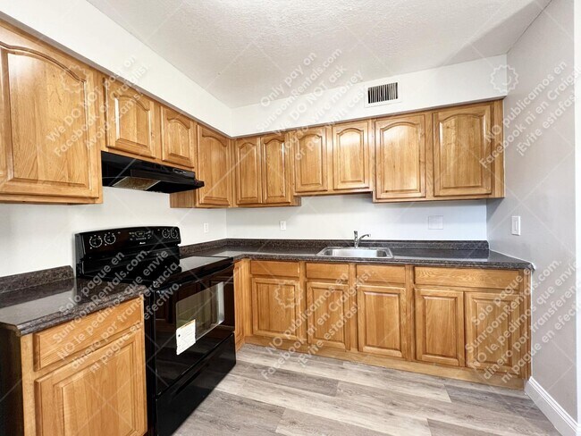 Building Photo - 3906 E Bird St B