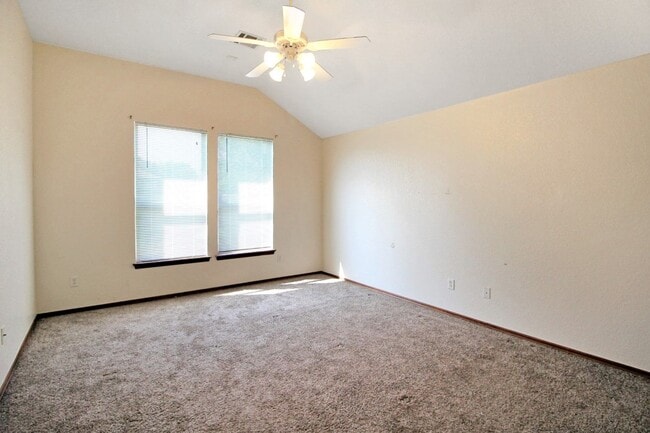 Building Photo - Beautiful Home in Edmond Community