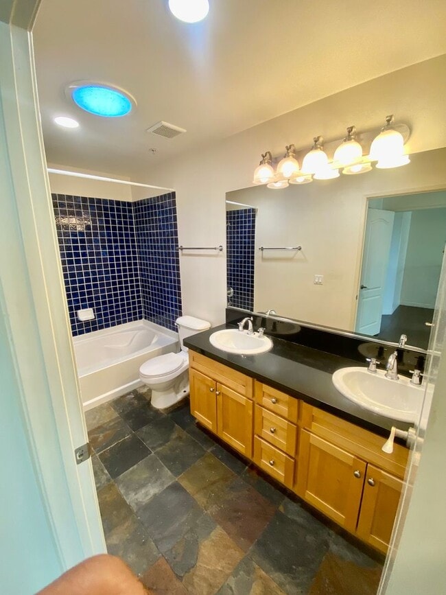 Building Photo - Spacious 4 Bed, 3 Bath Townhouse in Torrance $3,850