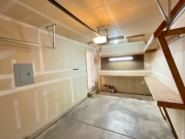 Building Photo - 4 Bedroom Townhome Available Near S Academy Blvd & E Fountain Blvd!