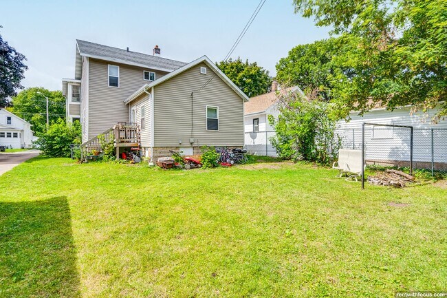 Building Photo - 818/818A Bowen St