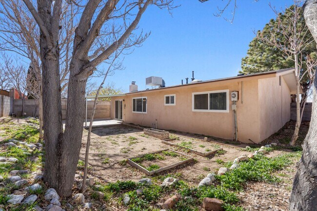 Building Photo - For Rent with Move-in Special ($1,200 off Base Rent ) | 3 Beds 2 Bath | 2 Car Garage |  NE Height...